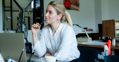 Жена која размислува како да стекне вештини за работа