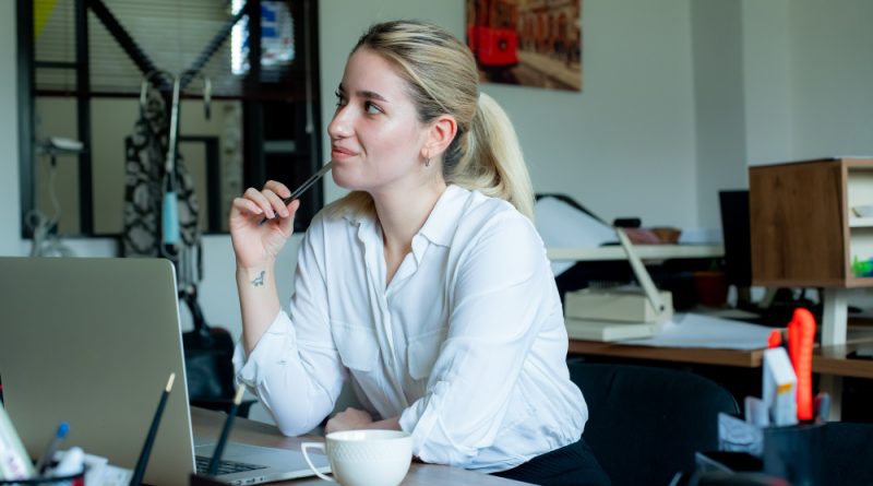 Жена која размислува како да стекне вештини за работа