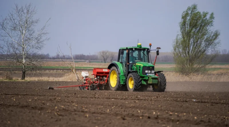ТЕХНОЛОШКА РЕВОЛУЦИЈА ВО ПОМУРЈЕ: Робот за првпат сам посеа пченка на Балканот