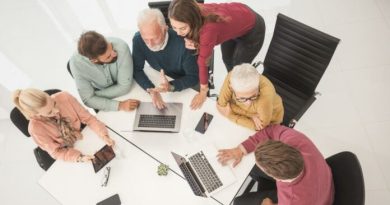 Пет работи за кои никогаш не треба да зборувате со вашите колеги на работа