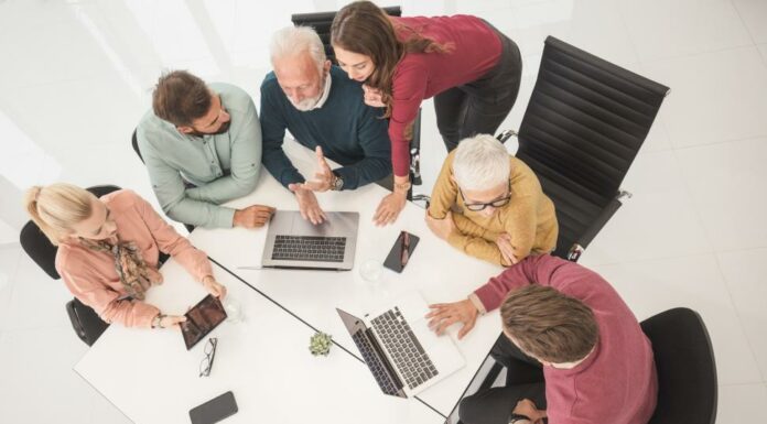 Пет работи за кои никогаш не треба да зборувате со вашите колеги на работа