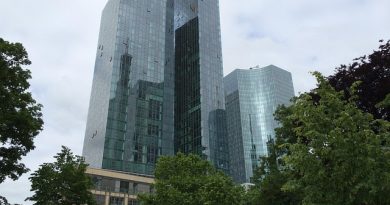 Комерцбанк укинува уште 3.000 работни места и покрај растот на профитот