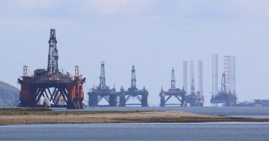Благ пад на цената на нафтата – Доларот расте