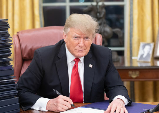 Трамп привремено ќе го укине данокот на гориво, но не и за авиокомпаниите