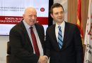 МУЦУНСКИ ГО ОСТВАРУВА ОНА ШТО ГО ВЕТИ ВО КОМОРАТА
