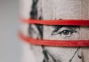Дојче банка: Доларот станува поризичен бидејќи САД сè повеќе се потпираат на странски инвестиции