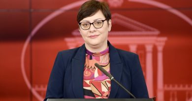 Димитриеска- Кочоска: Јавниот долг 58,9 проценти од БДП, не трошиме за плати, туку за инвестиции