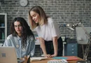 Колегата ви е пријател, но не си го работи својот дел од работата? Еве како да реагирате