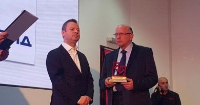 АЛКАЛОИД 90 ГОДИНИ РАСТЕ, ИНВЕСТИРА И ИЗВЕЗУВА