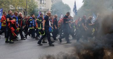 „Црн ден“ во Франција: Десетици илјади работници излегуваат на улиците низ земјата