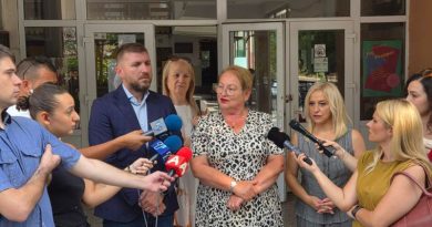 Министерката Јаневска и градоначалникот Митески им доделија таблет уреди на четвртоодделенците во Аеродром