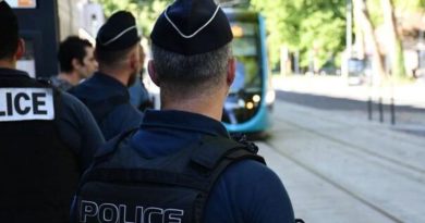 Повеќе од 10.000 полицајци протестираат на улиците на Париз, бараат повисоки плати