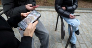 Француските училишта брзаат да ја спроведат забраната на Макрон за мобилни телефони
