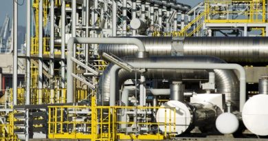 Нафтата 101 долар за барел, политичките ризици во Европа предизвикаа пад на еврото