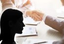 Насмевка пред муштеријата, исцрпеност зад неа: Оваа појава е поврзана со поголема желба за отказ